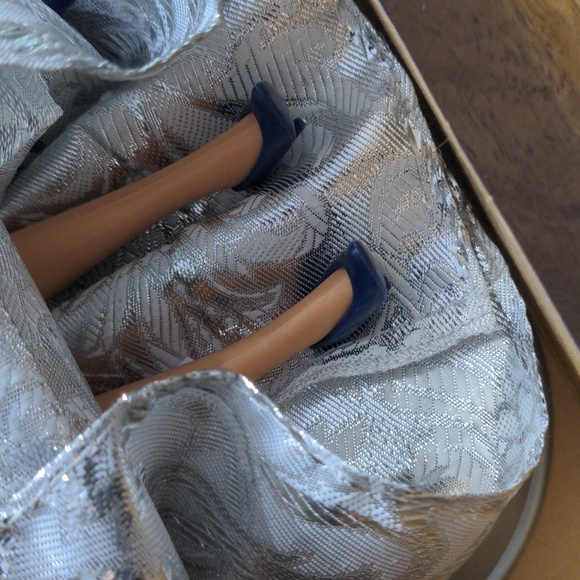 Avon Special Edition Winter Barbie 1995 - Picture 3 of 4